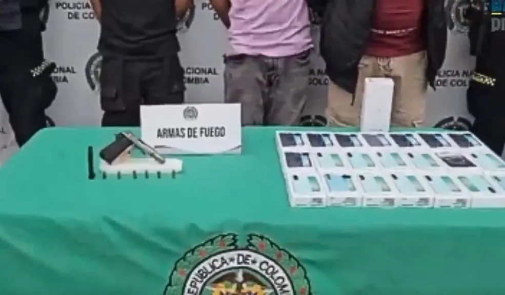 En el barrio La Favorita: Cayó banda con botín tecnológico 1 En el barrio La Favorita: Cayó banda con botín tecnológico Tres hombres cayeron tras una intensa persecución policial en Los Mártires. Les hallaron 50 celulares y 89 datáfonos robados, en un golpe certero contra el hurto en Bogotá.