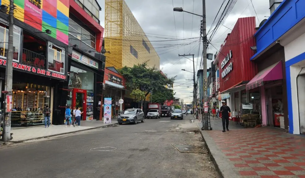 Los Mártires: en San Andresito de San José fue asesinado un vigilante 6 Los Mártires: en San Andresito de San José fue asesinado un vigilante Las autoridades se encuentran investigando el homicidio de un vigilante ocurrido en el sector comercial de San Andresito de San José, en la localidad de Los Mártires. Habría sido atacado en un altercado.