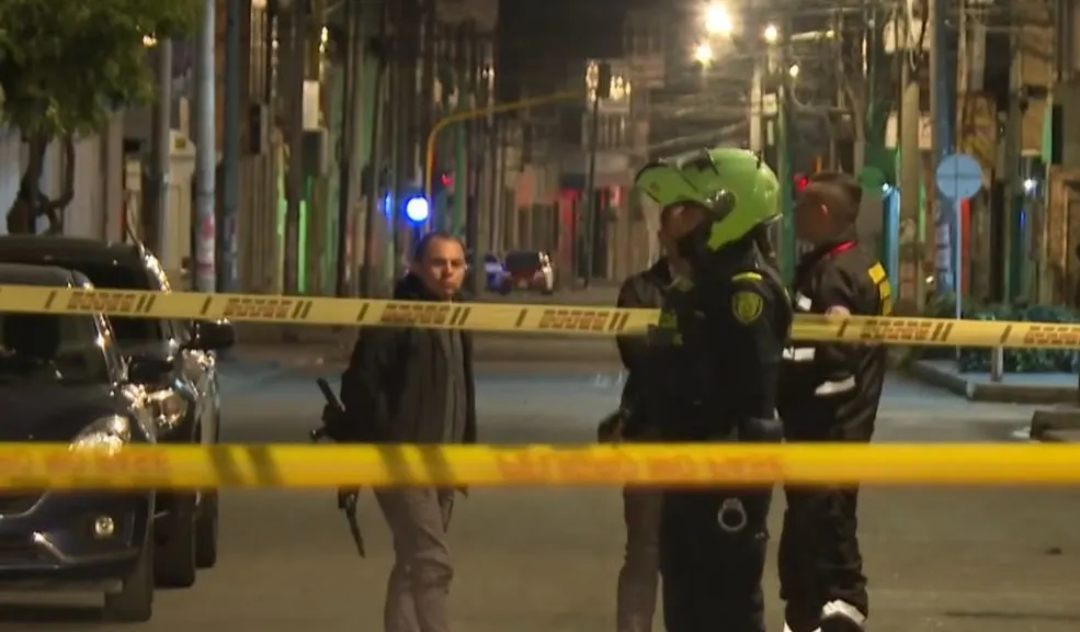 Los Mártires: en San Andresito de San José fue asesinado un vigilante Las autoridades se encuentran investigando el homicidio de un vigilante ocurrido en el sector comercial de San Andresito de San José, en la localidad de Los Mártires. Habría sido atacado en un altercado.