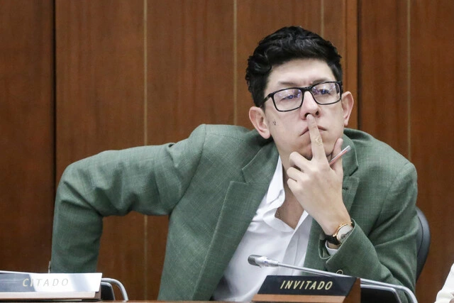 Juzgado ordena arresto contra el Ministro de Educación, Daniel Rojas El ministro de Educación, Daniel Rojas, fue sancionado con tres días de arresto y una multa de dos salarios mínimos mensuales por orden de un juzgado laboral de Medellín. La decisión se emitió tras declararlo en desacato.