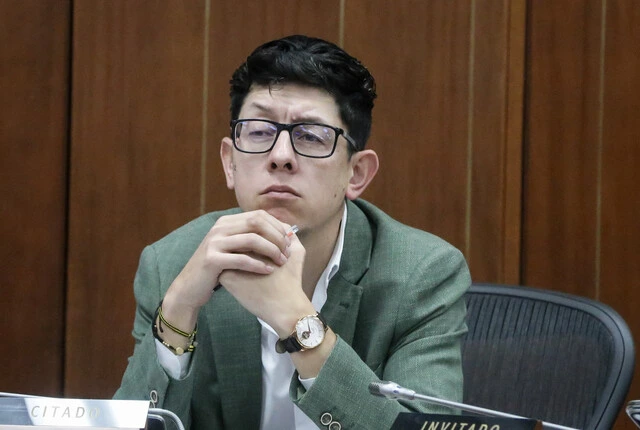 Juzgado ordena arresto contra el Ministro de Educación, Daniel Rojas 2 Juzgado ordena arresto contra el Ministro de Educación, Daniel Rojas El ministro de Educación, Daniel Rojas, fue sancionado con tres días de arresto y una multa de dos salarios mínimos mensuales por orden de un juzgado laboral de Medellín. La decisión se emitió tras declararlo en desacato.