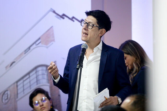 Juzgado ordena arresto contra el Ministro de Educación, Daniel Rojas 1 Juzgado ordena arresto contra el Ministro de Educación, Daniel Rojas El ministro de Educación, Daniel Rojas, fue sancionado con tres días de arresto y una multa de dos salarios mínimos mensuales por orden de un juzgado laboral de Medellín. La decisión se emitió tras declararlo en desacato.