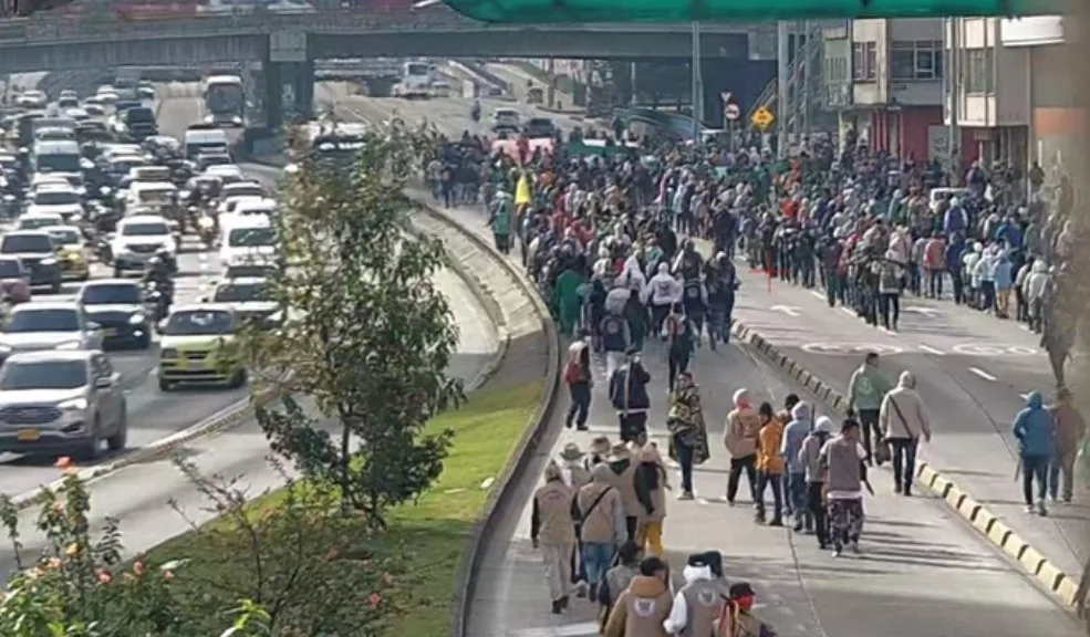 Manifestación provoca cierre total en la Av. El Dorado con NQS 1 Manifestación provoca cierre total en la Av. El Dorado con NQS Se presentan afectaciones en la movilidad de los bogotanos. Desde las 8:00 a.m., las manifestaciones en la Av. El Dorado con NQS han provocado que cientos de usuarios de TransMilenio tengan que bajarse de los articulados para caminar y llegar a sus lugares de trabajo.