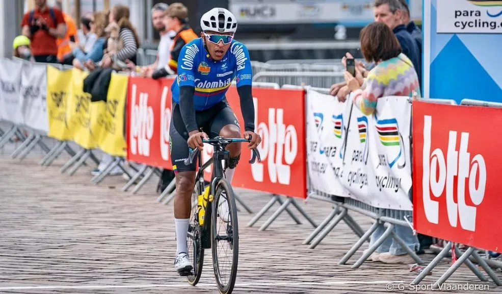 "Me pintaron que no podía volver a caminar": paraciclista que le ganó a la adversidad 2 "Me pintaron que no podía volver a caminar": paraciclista que le ganó a la adversidad El bogotano Diego Germán Dueñas ganó dos medallas de bronce en el Mundial de Paraciclismo en Pista, realizado en Brasil. Tras un grave accidente laboral que le fracturó ambas piernas y ante el diagnóstico de los médicos, quienes le dijeron que no podría volver a caminar, hoy es medallista paralímpico y uno de los mejores del mundo.