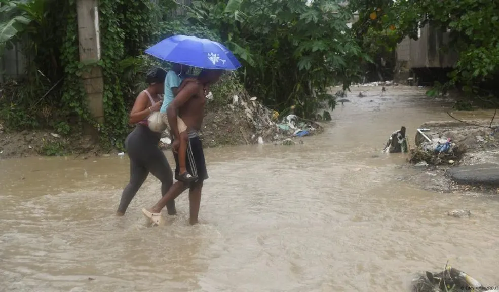 Melissa se convierte en súper huracán 5 y amenaza a Jamaica 1 Melissa se convierte en súper huracán 5 y amenaza a Jamaica Con vientos de 260 kilómetros por hora, Melissa se convirtió en súper huracán de categoría 5 y se teme que arrase con Jamaica, país que enfrentaría una crisis sin precedentes.