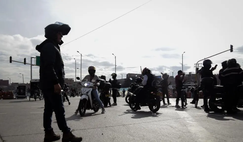 Moteros bloquean diferentes sectores por restricción interpuesta por la alcaldía: hay cierres en TransMilenio 3 Moteros bloquean diferentes sectores por restricción interpuesta por la alcaldía: hay cierres en TransMilenio Moteros llevaron a cabo protestas y bloqueos para oponerse a las restricciones decretadas por la Alcaldía, las cuales limitan su tránsito durante el fin de semana. Como consecuencia, la operación de TransMilenio resultó afectada. Este es el reporte.