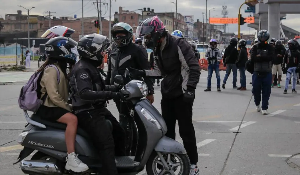 EN VIVO: continúan los bloqueos y afectaciones en la movilidad por protestas Bogotá vive una jornada de manifestaciones y bloqueos liderados por motociclistas y el sindicato Fecode. A continuación, el reporte actualizado sobre el estado de la movilidad.