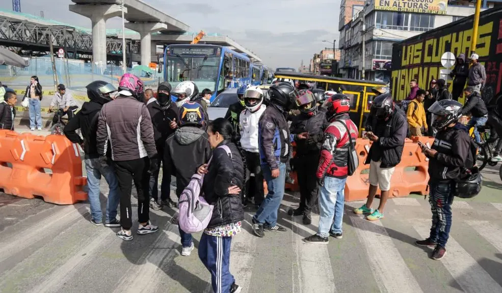 Moteros bloquean diferentes sectores por restricción interpuesta por la alcaldía: hay cierres en TransMilenio 7 Moteros bloquean diferentes sectores por restricción interpuesta por la alcaldía: hay cierres en TransMilenio Moteros llevaron a cabo protestas y bloqueos para oponerse a las restricciones decretadas por la Alcaldía, las cuales limitan su tránsito durante el fin de semana. Como consecuencia, la operación de TransMilenio resultó afectada. Este es el reporte.