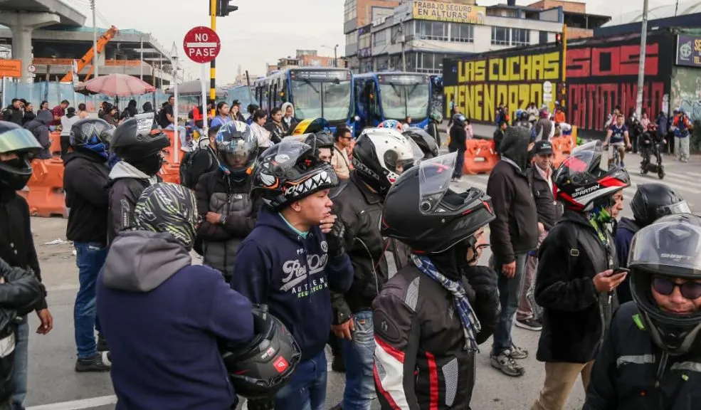 Moteros bloquean diferentes sectores por restricción interpuesta por la alcaldía: hay cierres en TransMilenio 2 Moteros bloquean diferentes sectores por restricción interpuesta por la alcaldía: hay cierres en TransMilenio Moteros llevaron a cabo protestas y bloqueos para oponerse a las restricciones decretadas por la Alcaldía, las cuales limitan su tránsito durante el fin de semana. Como consecuencia, la operación de TransMilenio resultó afectada. Este es el reporte.