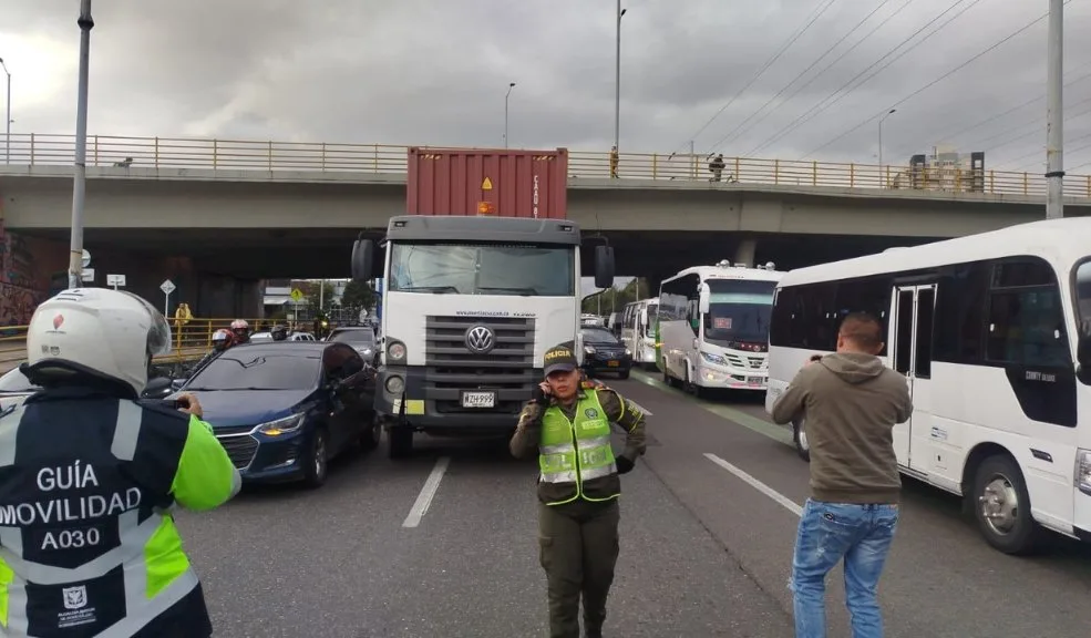 Movilidad en Fontibón, Usaquén y Engativá se ve afectada por choques 2 Movilidad en Fontibón, Usaquén y Engativá se ve afectada por choques La movilidad de este martes se ha visto afectada en Bogotá por tres accidentes presentados en tres localidades en menos de una hora. Según reportes de la Secretaría de Movilidad, uno de ellos fue un accidente múltiple.