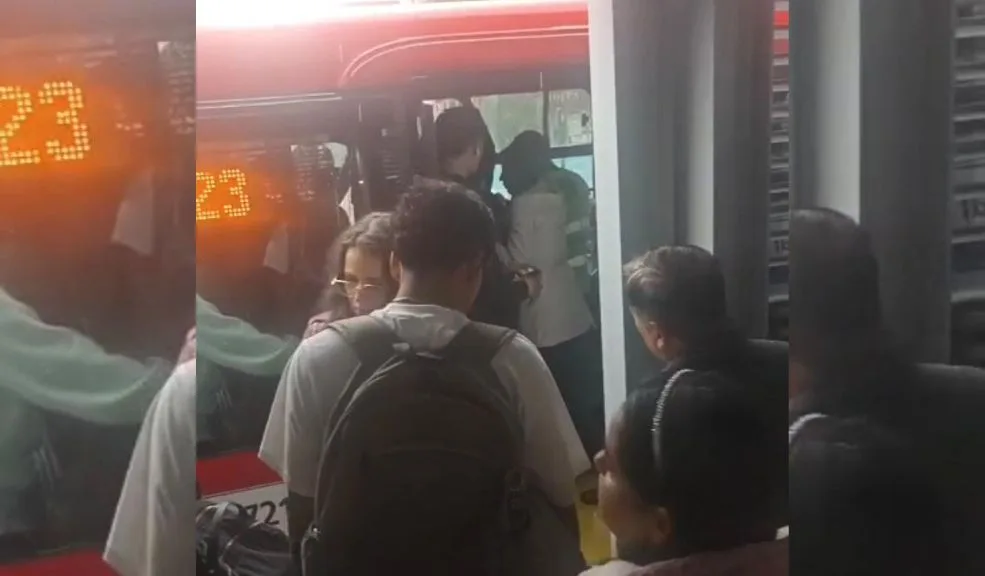 Mujer sufre infarto mientras se movilizaba en TransMilenio 1 Mujer sufre infarto mientras se movilizaba en TransMilenio A esta hora se registra una emergencia en un articulado de TransMilenio por el infarto de una mujer mientras se desplazaba en la ruta K23.