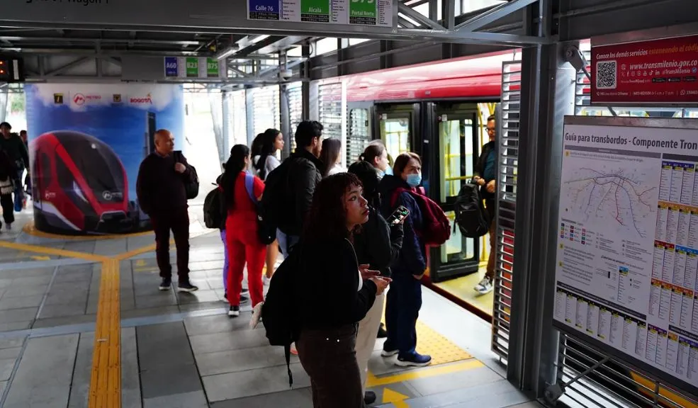Mujer sufre infarto mientras se movilizaba en TransMilenio 2 Mujer sufre infarto mientras se movilizaba en TransMilenio A esta hora se registra una emergencia en un articulado de TransMilenio por el infarto de una mujer mientras se desplazaba en la ruta K23.