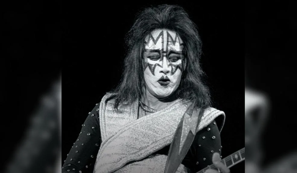 Murió Ace Frehley, guitarrista original de Kiss 6 Murió Ace Frehley, guitarrista original de Kiss El legendario músico y compositor estadounidense, Ace Frehley, guitarrista original de la banda de rock, Kiss, falleció este jueves a los 74 años, tras ser ingresado en el hospital por una hemorragia cerebral.