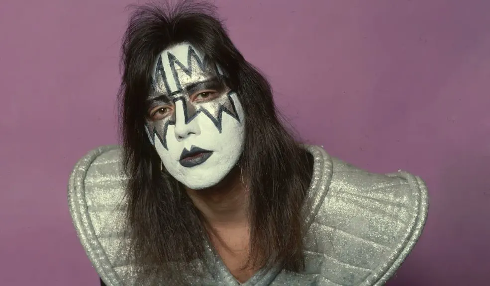Murió Ace Frehley, guitarrista original de Kiss El legendario músico y compositor estadounidense, Ace Frehley, guitarrista original de la banda de rock, Kiss, falleció este jueves a los 74 años, tras ser ingresado en el hospital por una hemorragia cerebral.