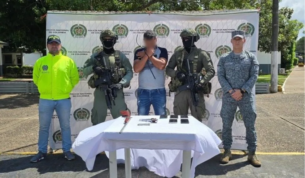 Nueva captura en magnicidio de Miguel Uribe, agarraron a 'El Viejo' 8 Nueva captura en magnicidio de Miguel Uribe, agarraron a 'El Viejo' Simeón Pérez, alias 'El Viejo', señalado como el enlace entre los ordenadores del magnicidio de Miguel Uribe y la banda que ejecutó el crimen, fue capturado por las autoridades.