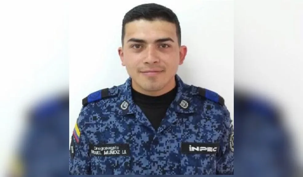 Nuevos detalles del ataque frente a La Modelo que dejó sin vida al dragoneante Muñoz y a tres más heridos 2 Nuevos detalles del ataque frente a La Modelo que dejó sin vida al dragoneante Muñoz y a tres más heridos Cuatro funcionarios del Inpec fueron atacados a quemarropa por hombres en moto cuando salían de su turno en la cárcel La Modelo. Uno de ellos, el dragoneante Miguel Muñoz, perdió la vida y tres compañeros resultaron heridos. Las autoridades investigan si se trata de un nuevo 'plan pistola' contra el instituto.