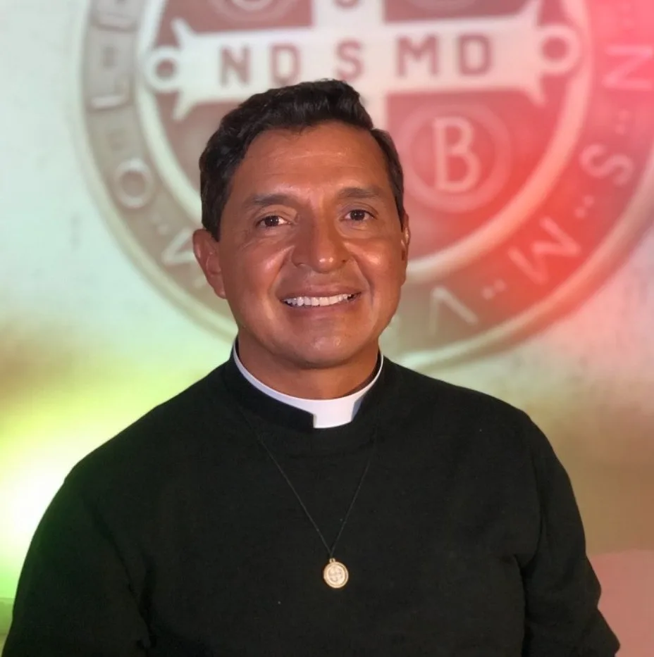 "Por un Milagro de Dios estoy vivo": Padre Chucho después de ser víctima de un ataque a bala 1 "Por un Milagro de Dios estoy vivo": Padre Chucho después de ser víctima de un ataque a bala El sacerdote Jesús Hernán Orjuela, el 'Padre Chucho', sobrevivió milagrosamente a un violento ataque a bala perpetrado en Ecuador. Su relato es estremecedor.