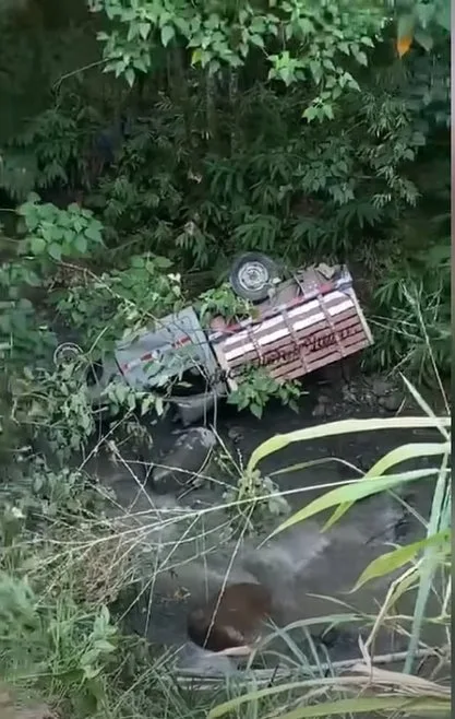 Periodista quedó herido al caer a una quebrada 1 Periodista quedó herido al caer a una quebrada El periodista, que resultó gravemente herido al caer a una quebrada, se movilizaba en un vehículo de estacas. Debió ser remitido a Medellín.