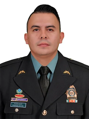 Policía de Usme vive un infierno a manos del ELN: le harán "juicio revolucionario" 2 Policía de Usme vive un infierno a manos del ELN: le harán "juicio revolucionario" La familia del subintendente de la Policía, Franke Esley Hoyos, vive momentos de enorme tristeza y preocupación luego de que el ELN, grupo que lo tiene en cautiverio, anunciara que le aplicará un "juicio revolucionario". Q'HUBO conversó con su madre.