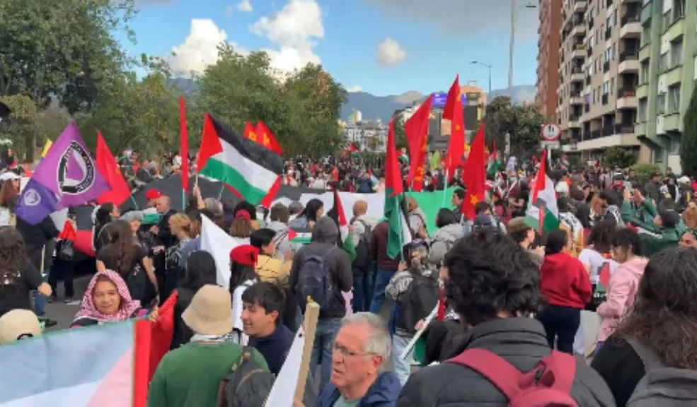 EN VIVO: Permanecen los bloqueos por manifestaciones en apoyo a Palestina 1 EN VIVO: Permanecen los bloqueos por manifestaciones en apoyo a Palestina Este martes 7 de octubre se desarrollan en Bogotá manifestaciones propalestina, convocadas por el Frente de Acción por Palestina, la Comunidad Palestina de Colombia FECODE y otros colectivos sociales, con el respaldo del Gobierno Nacional.