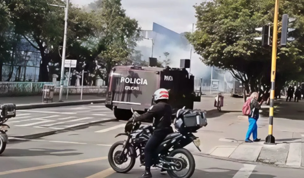 EN VIVO: Permanecen los bloqueos por manifestaciones en apoyo a Palestina 2 EN VIVO: Permanecen los bloqueos por manifestaciones en apoyo a Palestina Este martes 7 de octubre se desarrollan en Bogotá manifestaciones propalestina, convocadas por el Frente de Acción por Palestina, la Comunidad Palestina de Colombia FECODE y otros colectivos sociales, con el respaldo del Gobierno Nacional.