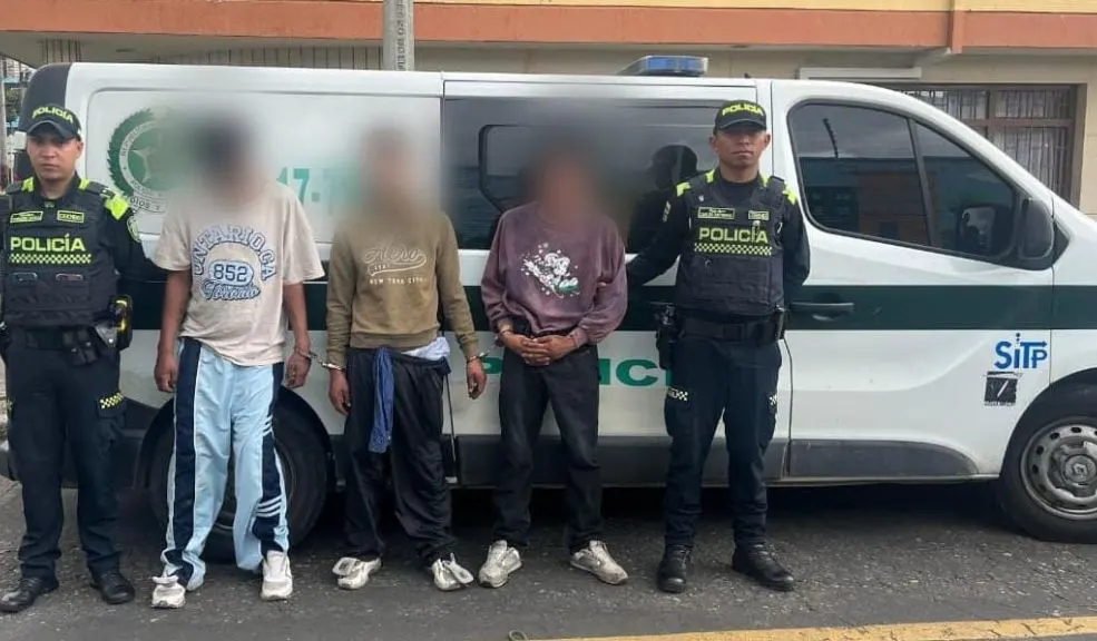 En Antonio Nariño: persecución y captura a tres delincuentes en TransMilenio Una persecución dentro de TransMilenio en la estación Nariño culminó con la captura de tres hombres, señalados de cometer hurtos bajo la modalidad de cosquilleo en un articulado.