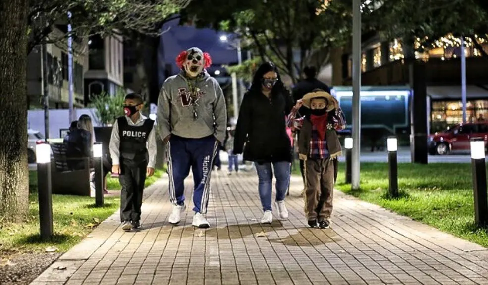 Planes y shows en esta temporada de Halloween para toda la familia Bogotá se prepara para un extenso fin de semana de Halloween, con una variada agenda de actividades para toda la familia en centros comerciales, cines y espacios culturales.