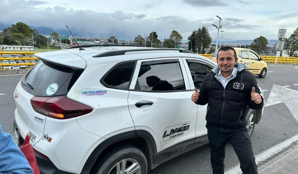 Puente Aranda: buscan justicia por Néstor, quien falleció cuando iba a su trabajo Néstor Andrés González Peña perdió la vida cuando se dirigía a su trabajo en Puente Aranda, tras ser impactado por una camioneta que, según un video de seguridad, se pasó un semáforo en rojo.