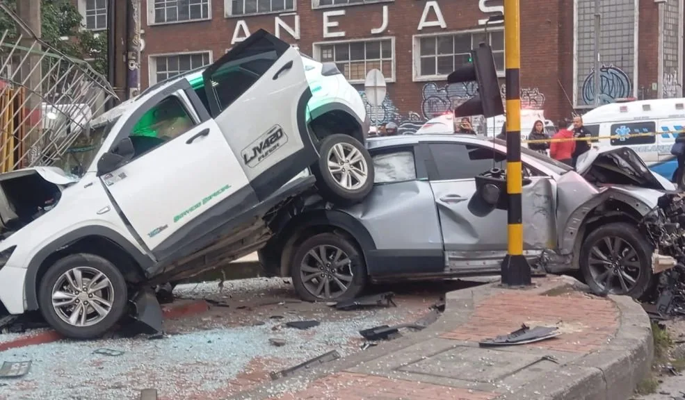 Puente Aranda: buscan justicia por Néstor, quien falleció cuando iba a su trabajo Néstor Andrés González Peña perdió la vida cuando se dirigía a su trabajo en Puente Aranda, tras ser impactado por una camioneta que, según un video de seguridad, se pasó un semáforo en rojo.
