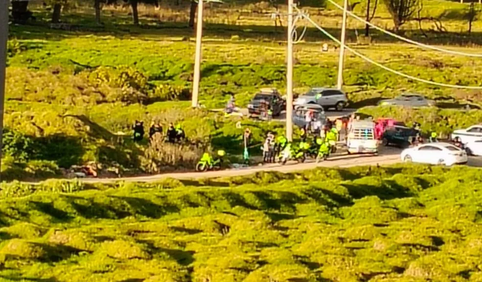 Macabro hallazgo en Soacha: encuentran el cuerpo de una mujer en Hogares En un lote baldío “alejado de la mano de Dios”, en el sector de Ciudad Verde, residentes del barrio Hogares hallaron el cuerpo sin vida de una mujer al final de la tarde del sábado. La falta de vías de acceso en la zona dificultó la llegada de las autoridades al lugar.