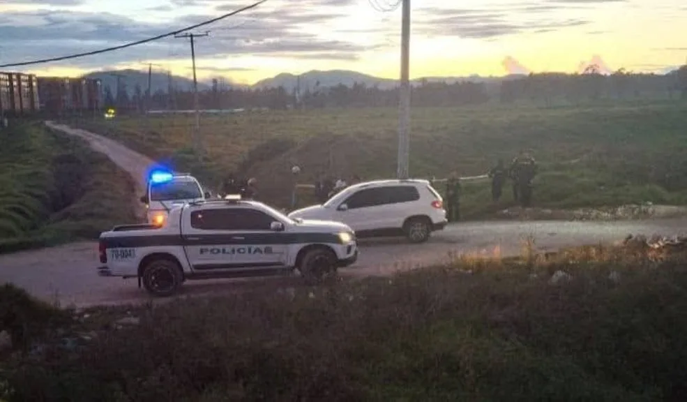 Macabro hallazgo en Soacha: encuentran el cuerpo de una mujer en Hogares 1 Macabro hallazgo en Soacha: encuentran el cuerpo de una mujer en Hogares En un lote baldío “alejado de la mano de Dios”, en el sector de Ciudad Verde, residentes del barrio Hogares hallaron el cuerpo sin vida de una mujer al final de la tarde del sábado. La falta de vías de acceso en la zona dificultó la llegada de las autoridades al lugar.