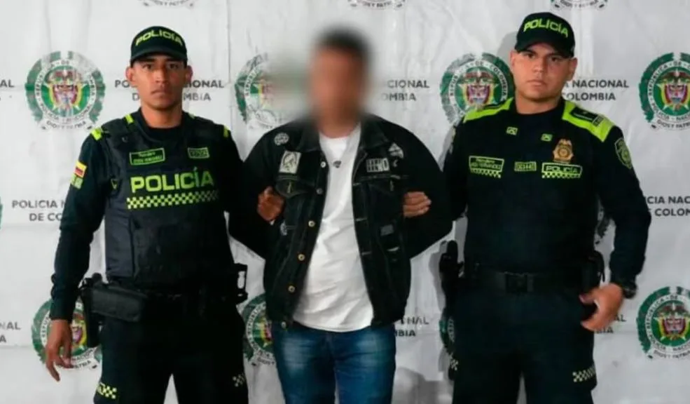 Cayó falso policía que robaba pasajeros en el Portal Norte Las autoridades lograron la captura de un falso policía que se dedicaba a requisar y hurtar las pertenencias de los pasajeros de TransMilenio. A continuación, los detalles de su detención.