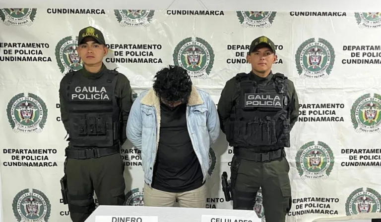 Sujeto robó el celular de una mujer y la extorsionaba con sus fotos privadas