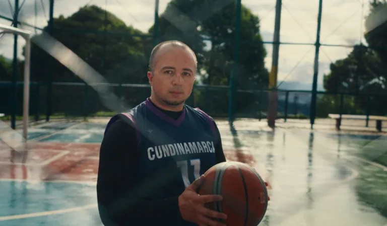Le dispararon por defender a su mamá, hoy brilla en el baloncesto