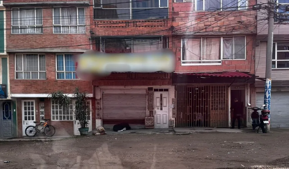 Engativá: balacera en local comercial deja tres heridos La tranquilidad de la tarde de este domingo 12 de octubre se vio interrumpida por el estruendo de las balas en la localidad de Engativá. Un violento ataque sicarial en un establecimiento comercial del barrio Unir dejó cuatro personas heridas, sembrando el pánico entre los residentes de la zona.