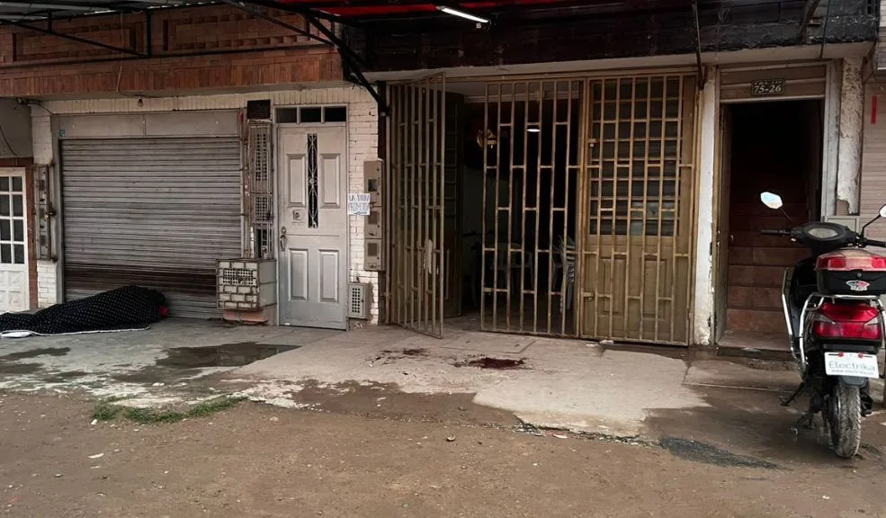 Engativá: balacera en local comercial deja tres heridos La tranquilidad de la tarde de este domingo 12 de octubre se vio interrumpida por el estruendo de las balas en la localidad de Engativá. Un violento ataque sicarial en un establecimiento comercial del barrio Unir dejó cuatro personas heridas, sembrando el pánico entre los residentes de la zona.
