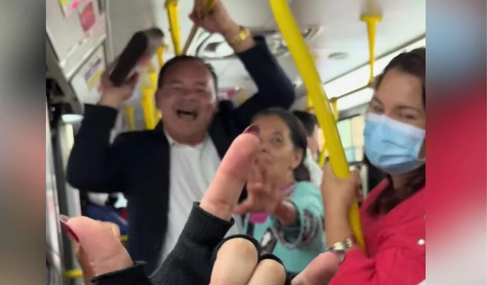 En Transmilenio: querían 'exorcizarlo' por su forma de vestir