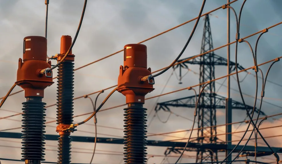 Que los cortes de luz de este lunes 27 de octubre no lo tomen por sorpresa Este lunes 27 de octubre de 2025 varios sectores de la capital tendrán cortes de luz debido a trabajos de mantenimiento y mejoras en las redes de suministro que realiza Enel Colombia.