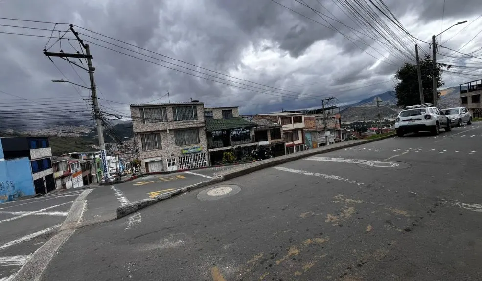 Rafael Uribe: asesinato de conductor informal, en el barrio Zarazota, quedó grabado en video Una cámara de seguridad captó el aterrador momento en que un conductor informal fue asesinado a tiros en plena vía pública del barrio Zarazota, en la localidad de Rafael Uribe.