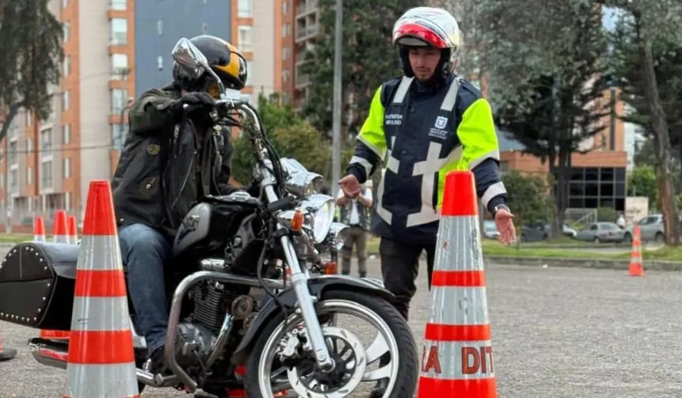 Refuerce sus conocimientos: lanzan curso teórico-práctico de conducción en Bogotá La vida es primero, y si se siente un poco flojo o inseguro a la hora de manejar, esta oportunidad es perfecta para que tome seguridad al volante. Lanzaron un curso teórico-práctico totalmente gratis para que refuerce sus conocimientos.