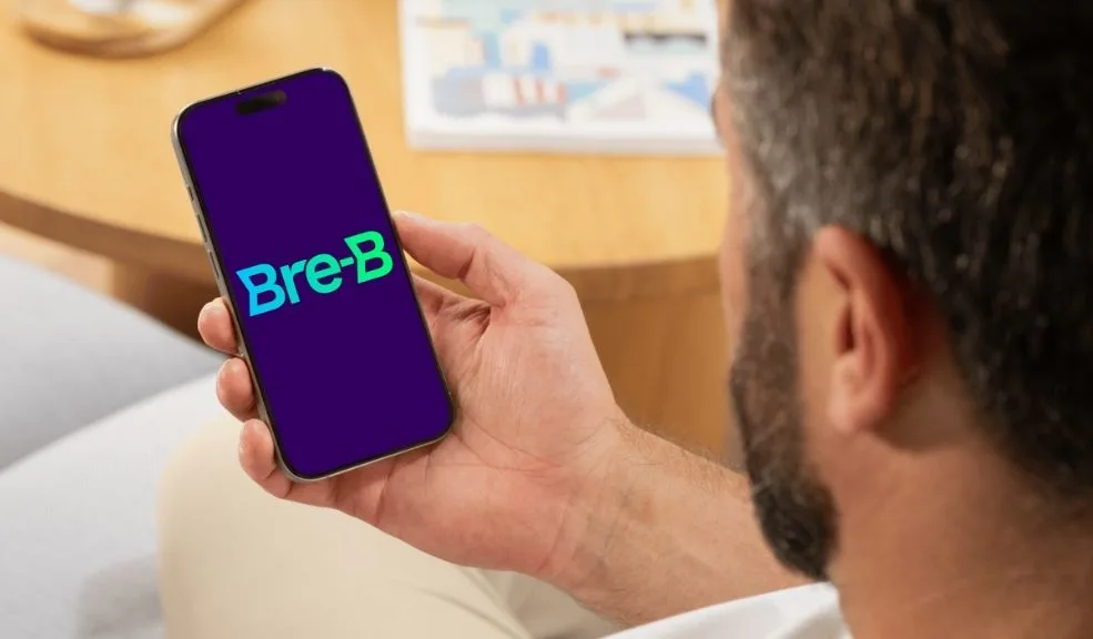 Retefuente a billeteras digitales se volvió un chicharrón en Bre-B MinHacienda monstró sus intenciones de ponerle un impuesto de retefuente del 1,5% de las transacciones que se hagan en Bre-B, Nequi y otras billeteras digitales, causando preocupación por sus efectos negativos.