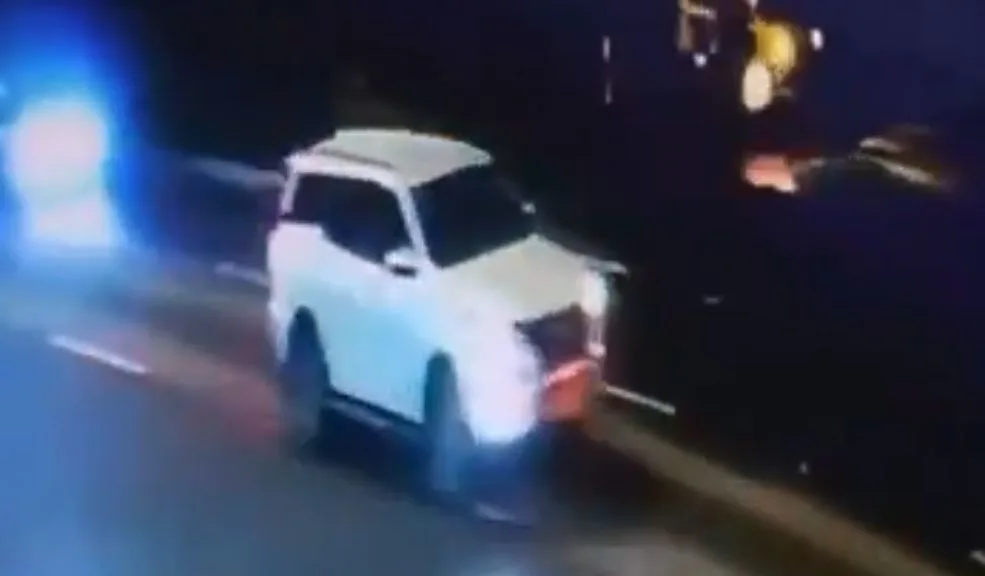 Robo de camioneta en Tunjuelito termino en persecución y dos capturados Delincuentes robaron una camioneta en Tunjuelito protagonizaron balacera y, tras una persecución, la Policía los capturó.