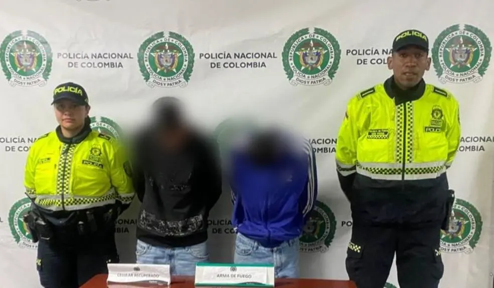 Robo de camioneta en Tunjuelito termino en persecución y dos capturados Delincuentes robaron una camioneta en Tunjuelito protagonizaron balacera y, tras una persecución, la Policía los capturó.