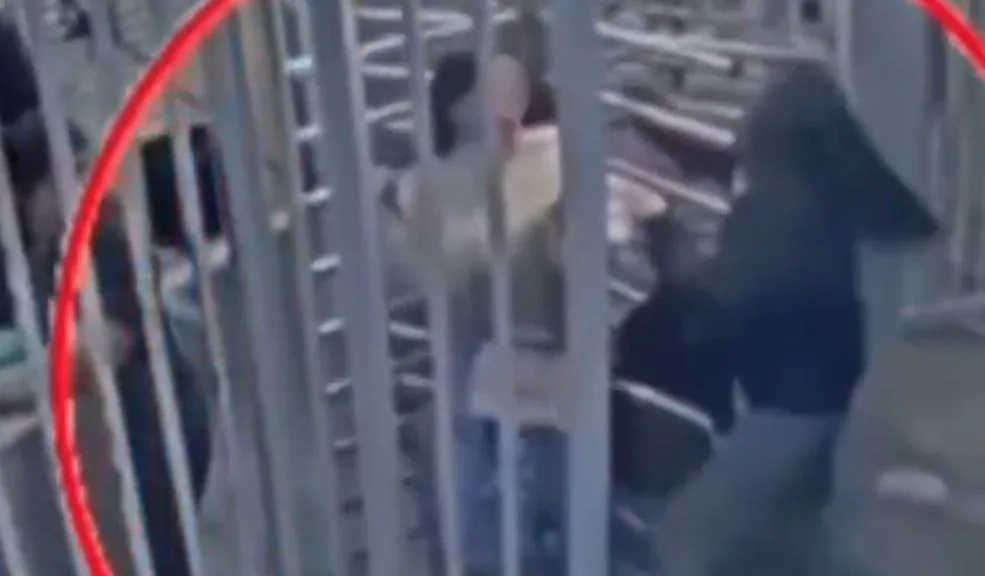 Santa Fe: pareja capturada tras intentar robar un celular en TransMilenio 1 Santa Fe: pareja capturada tras intentar robar un celular en TransMilenio En la localidad de Santa Fe, una mujer con orden judicial por hurto y un hombre recién salido de prisión fueron capturados tras robar un celular en la estación de TransMilenio de la Calle 22.