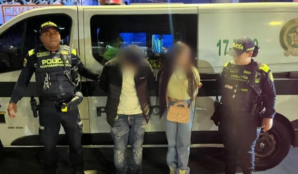 Santa Fe: pareja capturada tras intentar robar un celular en TransMilenio 2 Santa Fe: pareja capturada tras intentar robar un celular en TransMilenio En la localidad de Santa Fe, una mujer con orden judicial por hurto y un hombre recién salido de prisión fueron capturados tras robar un celular en la estación de TransMilenio de la Calle 22.