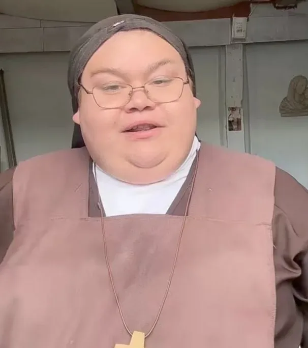 Se hacía llamar “Madre Teresa” en TikTok y en realidad era un estafador vestido de monja 1 Se hacía llamar “Madre Teresa” en TikTok y en realidad era un estafador vestido de monja Una figura viral de TikTok en Chile, conocida como la "Madre Teresa" por su contenido piadoso, ha sido desenmascarada como un hombre con antecedentes de estafa. El impostor, identificado como Andrés Alfaro Araya, había ganado miles de seguidores haciéndose pasar por una monja.