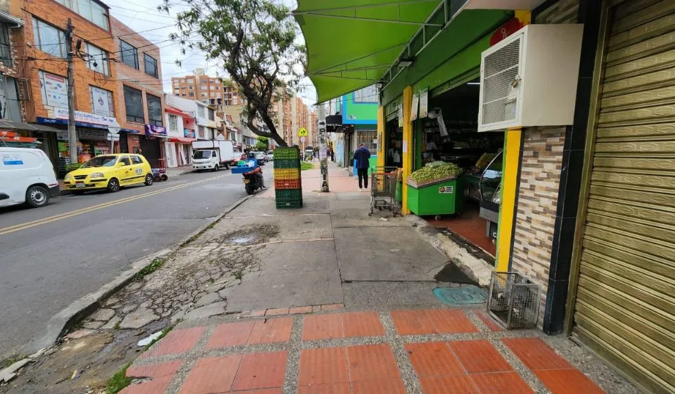 Suba: crimen a bala en fruver del barrio Gilmar El barrio Gilmar, en la localidad de Suba, fue escenario de un violento ataque que le costó la vida a Kevin Enrique Rojas, de 34 años, mientras trabajaba en un fruver.