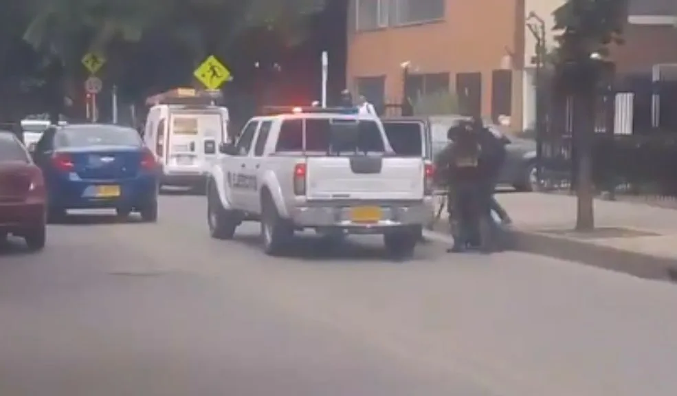 Suba: tres militares resultaron heridos en el barrio Mazurén En los últimos minutos se registró un fuerte enfrentamiento en la localidad de Suba, al norte de Bogotá. Los militares, que al parecer estaban por darle captura a un sujeto, terminaron en medio de un tiroteo que dejó a tres de ellos heridos.