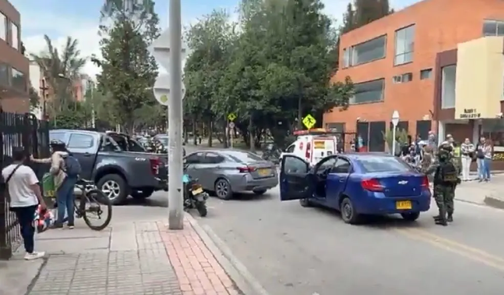 Suba: tres militares resultaron heridos en el barrio Mazurén En los últimos minutos se registró un fuerte enfrentamiento en la localidad de Suba, al norte de Bogotá. Los militares, que al parecer estaban por darle captura a un sujeto, terminaron en medio de un tiroteo que dejó a tres de ellos heridos.