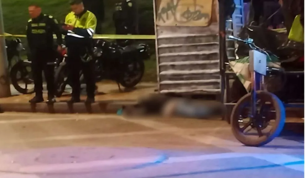 Suba: vigilante que cuidaba carros fue asesinado y otra persona resultó herida Un vigilante identificado como Luis Labarca, que cuidaba carros en el barrio Berlín, en Suba, fue asesinado a tiros. En el mismo hecho, otra persona resultó herida.